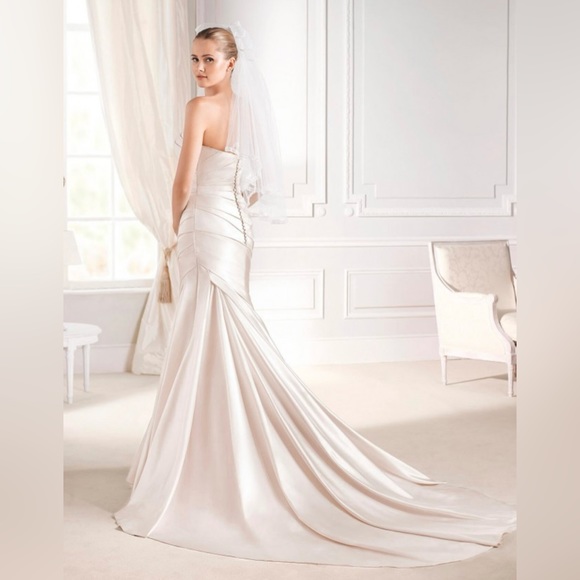 Gorgeous brand new wedding dress in oyster color - Picture 2 of 5